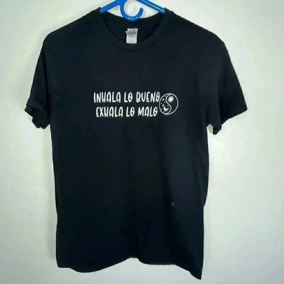 Gildan Unisex Black Cotton Inhala Lo Bueno Exhala Lo Malo Graphic Tee Medium - Picture 1 of 4